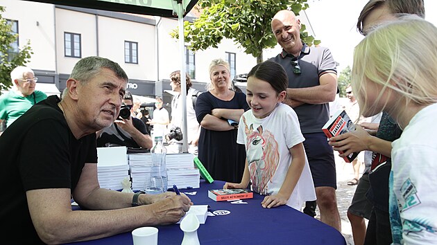 Premir Andrej Babi pi autogramid sv knihy v Prhonicch. (7. srpna 2021)