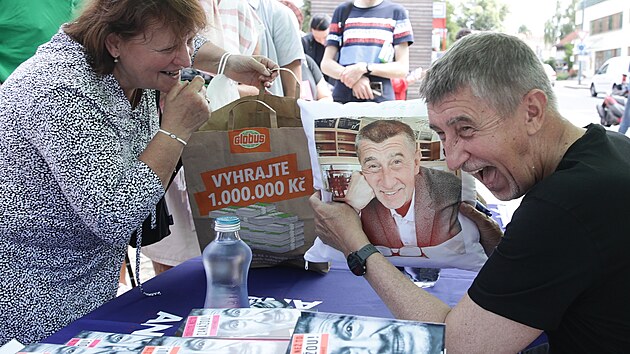 Premir Andrej Babi pi autogramid sv knihy v Prhonicch. (7. srpna 2021)