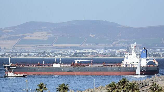 Tanker provozovan spolenost Zodiac Maritime izraelskho miliarde Ejala Ofera napadli neznm tonci v Arabskm moi pobl Omnu. (2. ledna 2016)