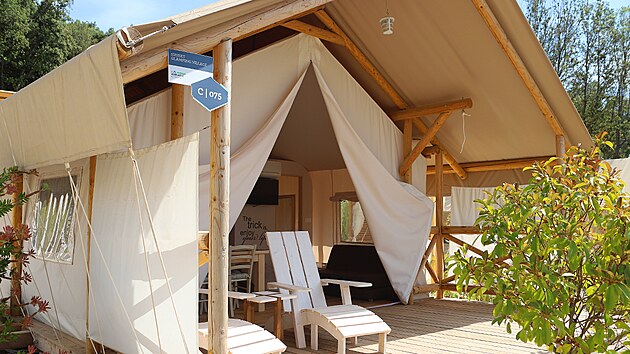 Glampingov stan, Istra Premium Camping Resort v msteku Funtana na Istrii. Luxusn ubytovac kapacity, po nich se v turistickch destinacch zjem zvedal kontinuln u ped pandemi, zavaj nyn skuten boom.