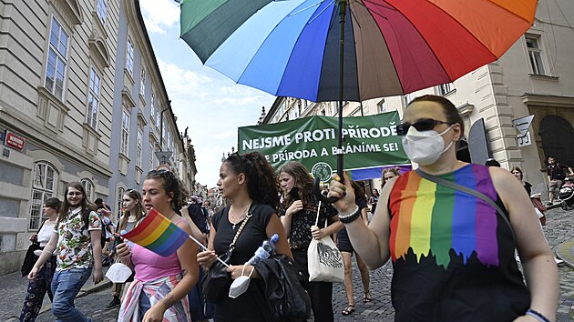 Z pražského Hradčanského náměstí se vydal protestní průvod hrdosti Reclaim Pride – pochod za rovnost. Na snímku prochází Nerudovou ulicí. (7. srpna 2021)