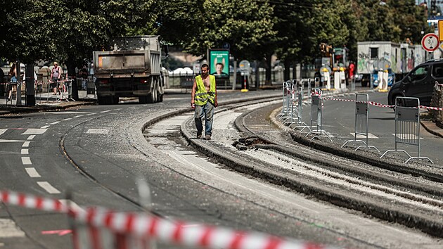 Dělníci mají ani ne měsíc na to, aby ve Vyšehradském tunelu a jeho blízkém okolí spravili tramvajové koleje. (7. srpna 2021)
