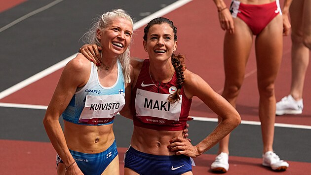esk mlaka s finskmi koeny Kristiina Maki (vpravo) se v cli rozbhu na 1500 metr objala se Sarou Kuivistovou, reprezentantkou Finska. (30. ervence 2021)