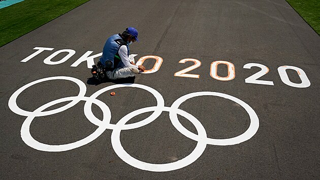 Tak pokračují přípravy na letní olympijské hry 2020, pracovník maluje...