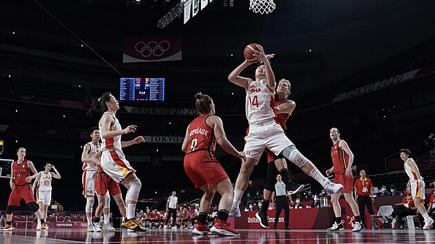 nsk basketbalistka Je-u Li (14) doskoila v souboji s belgickmi hrkami Marjorie Carpreauxovou (9) a Hanne Mestdaghovou (22).