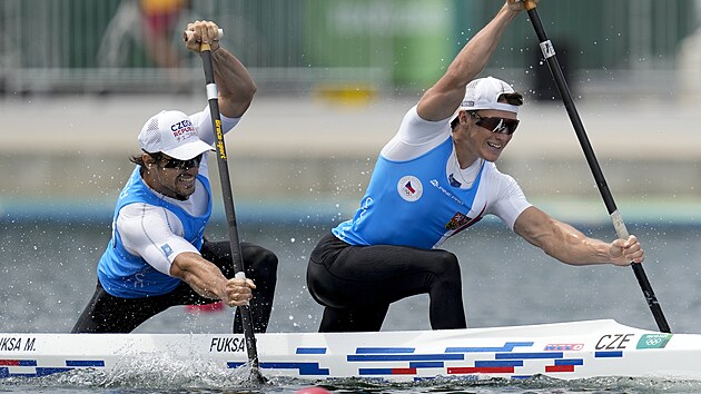 Brati Petr a Martin Fuksov v rozjce kanoist na olympijskch hrch.(2. srpna 2021)