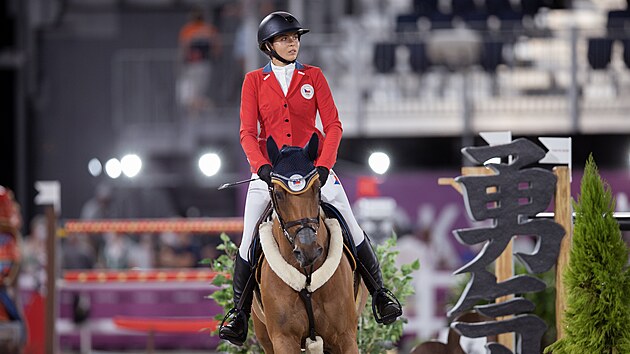 Anna Kellnerov, jezdc na Catch Me If You Can OLD, bhem jezdeckho parkuru v Equestrian Parku v Tokiu. (6. srpna 2021)