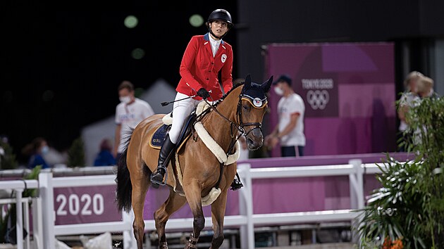 Anna Kellnerov, jezdc na Catch Me If You Can OLD, bhem jezdeckho parkuru v Equestrian Parku v Tokiu. (6. srpna 2021)