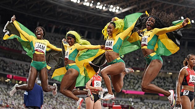 V ženské štafetě na 4x100 metrů vítězí Jamajčanky v čase 41,02. Američanky...