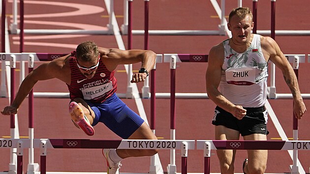 esk desetiboja Adam Sebastian Helcelet (vlevo) na trati bhu na 110 metr pekek na olympijskch hrch v Tokiu