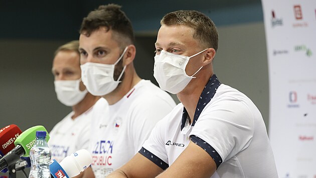 Posádka bronzového deblkajaku Radek Šlouf (vpravo) a Josef Dostál hovoří na...