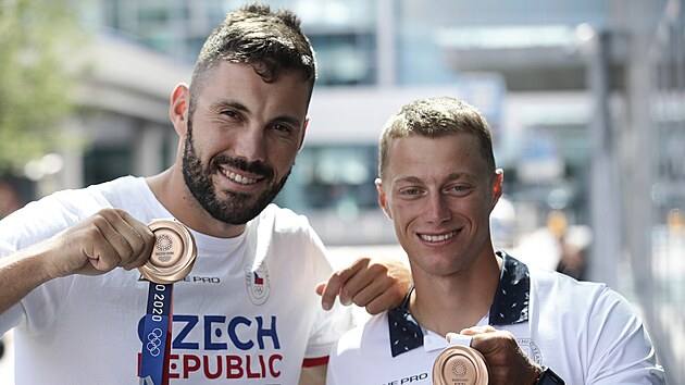 Posdka bronzovho deblkajaku Radek louf (vpravo) a Josef Dostl pzuje s medailemi po nvratu do eska.