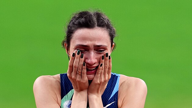 Rusk vkaka Marija Lasickeneov se raduje ze zisku zlat medaile na olympijskch hrch v Tokiu.