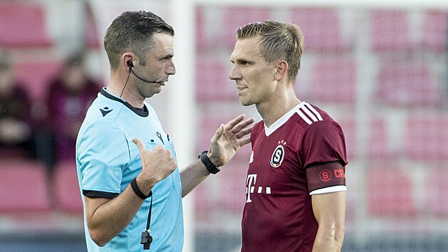 Sud Michael Oliver komunikuje s kapitnem Sparty Bokem Dokalem.