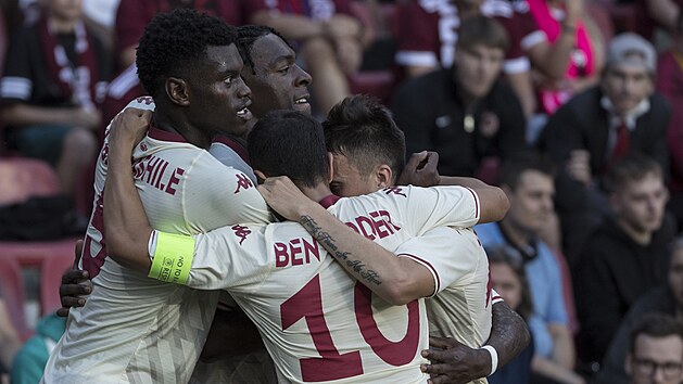 Fotbalisté Monaka se radují z úvodního gólu proti Spartě, který vstřelil Aurélien Tchouaméni.