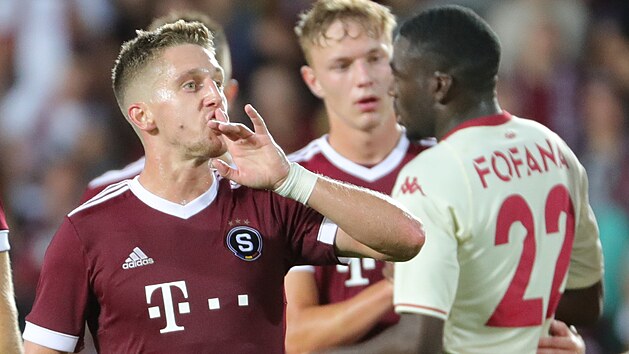 Sparťanský obránce Tomáš Wiesner gestem utišuje fanoušky, kteří rasisticky uráželi hráče Monaka Auréliena Tchouaméniho.