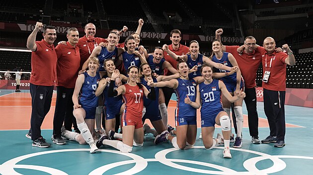 Srbské volejbalistky se radují ze zisku bronzových medailí.
