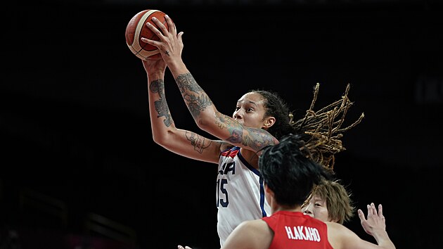 Americk basketbalistka Brittney Grinerov se sna zakonit ve finlovm zpase proti Japonsku.