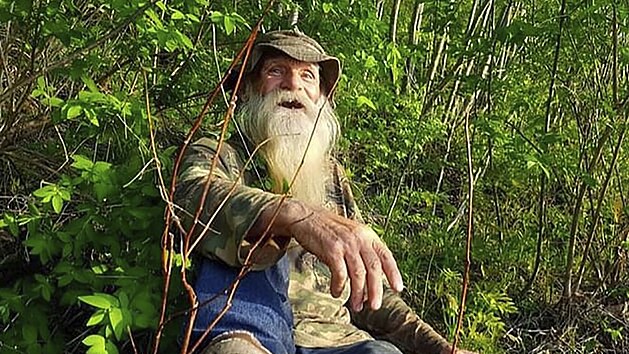 Jednaosmdestilet Amerian David Lidstone 27 let nelegln obval soukrom pozemek, kde si postavil malou chatu vybavenou solrnmi panely, ovocnou a zeleninovou zahradou i kurnkem pro kuata.