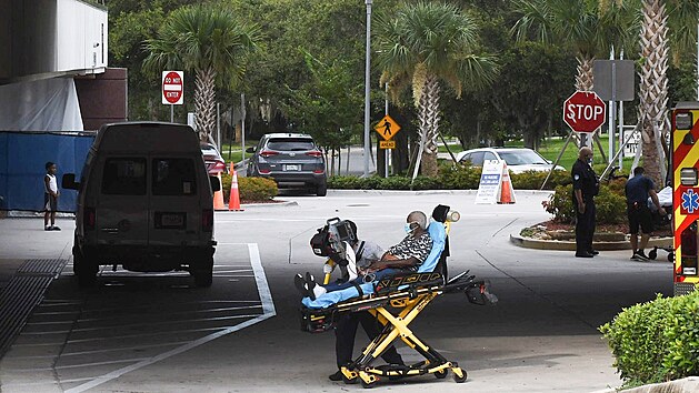 Pacient nakažený koronavirem je převážen do floridské nemocnice.