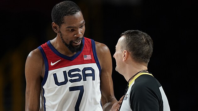 Americká basketbalová hvězda Kevin Durant v diskusi s rozhodčím během finálového duelu s Francií.