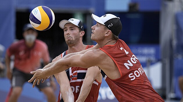 Nort plov volejbalist Anders Berntsen Mol (vlevo) a Christian Sandlie Sorum (vpravo) bhem finlovho duelu olympijskho turnaje.