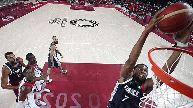Momentka z finále olympijského turnaje mezi basketbalisty USA a Francie. Na snímku smečuje Guerschon Yabusele.