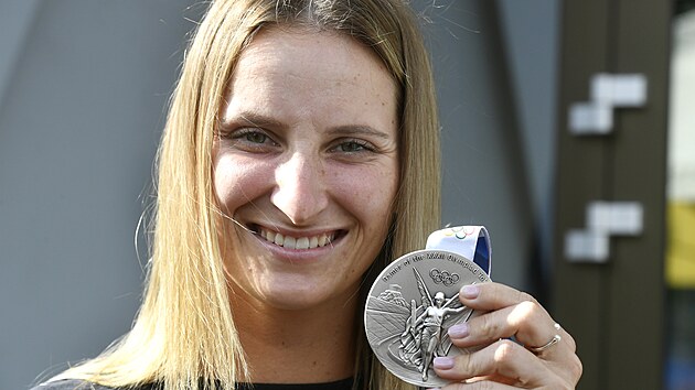 Tenistka Markta Vondrouov ukazuje svou stbrnou medaili po pletu z Tokia.