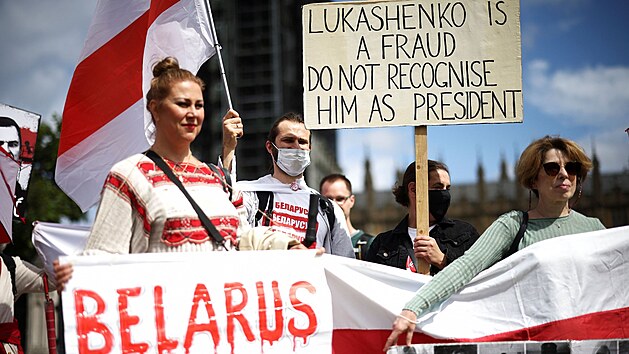 Lidé v Londýně protestují proti běloruskému režimu. (8. srpna 2021)