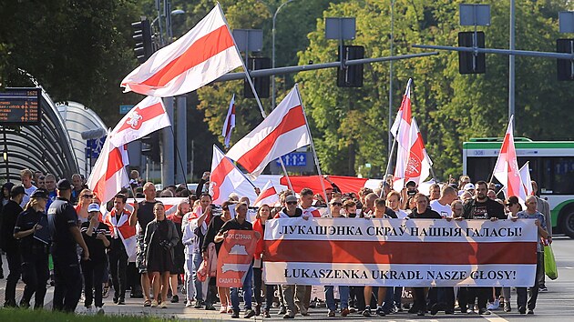 Lidé v polském Bělostoku protestují proti běloruskému režimu. (8. srpna 2021)