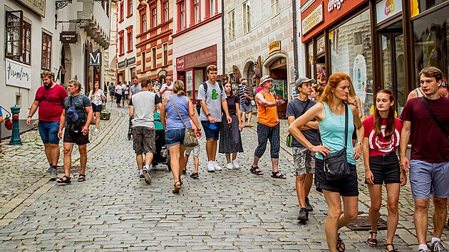 Dv bvaly eskokrumlovsk uliky pln turist z asijskch zem, letos o przdninch je tam tm nepotkte. Na vlety do msta na seznamu UNESCO jezd pedevm ei, asto je slyet i nmina nebo rutina.