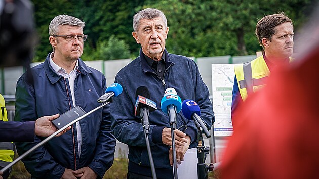 Premir Andrej Babi a ministr prmyslu a obchodu a dopravy Karel Havlek na brfinku k rekonstrukci dlnice D1 (1. srpna 2021)