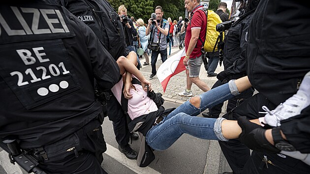 Berlnsk policie v ulicch rozmstila vce ne 2 000 svch pslunk a nad mstem peltvaly vrtulnky. nkte demonstranti napadli policisty, kte se snaili zmnit smr jejich pochodu. (1. srpna 2021)