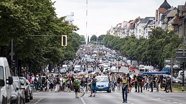 V Berln demonstrovaly tisce odprc koronavirovch opaten. Navzdory zkazu. (1. srpna 2021)