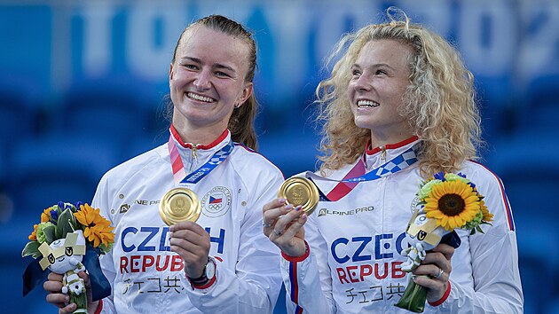 Barbora Krejkov (vlevo) a Kateina Siniakov pzuj se zlatmi medailemi ze...