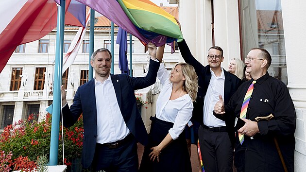 Prask primtor Zdenk Hib, editel festivalu Prague Pride Tom Bl a radn pro kulturu Hana Tetkov vyvsili na balkon Nov radnice duhovou vlajku festivalu Prague Pride, kter dnes zan. (2. srpna 2021)