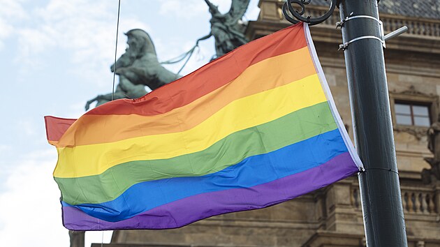 Duhové vlajky vyvěšené po Praze na podporu festivalu Prague Pride (2. srpna 2021)