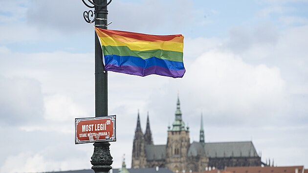 Duhov vlajky vyven po Praze na podporu festivalu Prague Pride (2. srpna 2021)