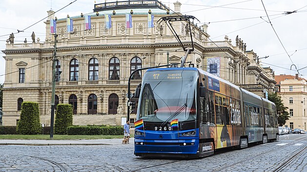 Duhové vlaječky zdobí pražské tramvaje. (2. srpna 2021)