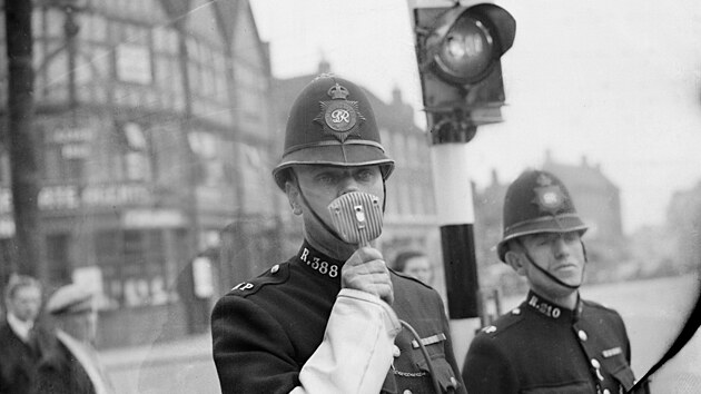 Policist na High Street v londnskm Elthamu (1939)