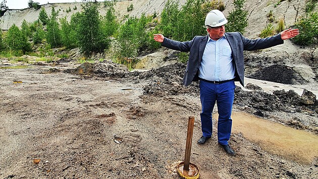 Rafal Skorupinski, hlavn tebn inenr PGE ukazuje msto budovan stny.