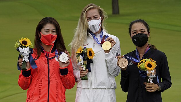 Zleva doprava: stbrn medailistka Mone Inamiov z Japonska, zlat Nelly Kordov z USA a bronzov medailistka Lydia Koov z Novho Zlandu po zvrenm kole olympijskho golfovho turnaje en. Sobota 7. srpna 2021, Kawagoe, Japonsko