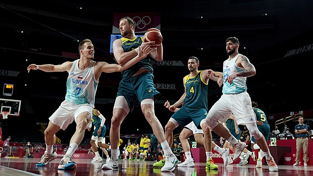 Australsk kdelnk Joe Ingles doskoil v zpase o olympijsk bronz, tla na nj Klemen Prepeli ze Slovinska.