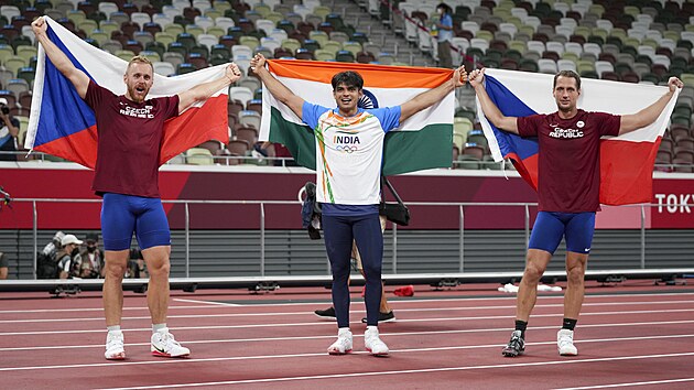 Zlatý medailista Neeraj Chopra z Indie (uprostřed), stříbrný Jakub Vadlejch (vlevo) a bronzový Vítězslav Veselý z České republiky při slavnostním vyhlášení vítězů v hodu oštěpem na LOH 2020. Sobota 7. srpna 2021, Tokio