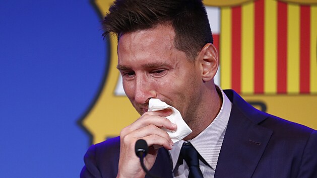Lionel Messi pláče na tiskové konferenci po konci v Barceloně