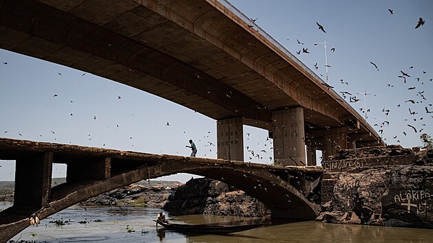 U mostu v Bamaku vldnou dinov. Mstn jim pinej obti. (2. srpna 2021)
