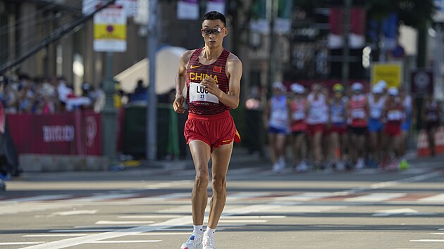 an Luo Ja-tung jde osamocen na ele bhem chodeckho zvodu na 50 kilometr na olympijskch hrch v Tokiu.