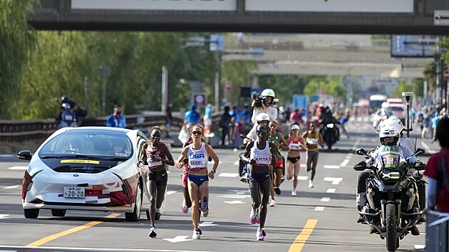 Amerianka Molly Seidelov na ele olympijskho enskho maratonu v Sapporu.