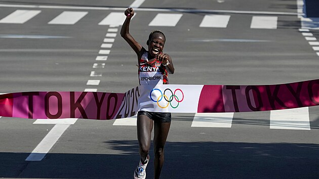 Keňanka Peres Jepchirchirová se raduje z vítězství v olympijském maratonu.