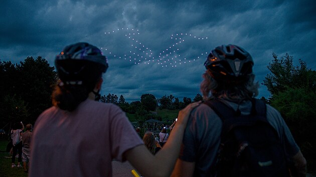Na přehlídce ohňostrojů se loni poprvé představily na brněnském nebi také drony. Tématem show bylo výročí šedesáti let od letu člověka do vesmíru. (7. srpna  2021)